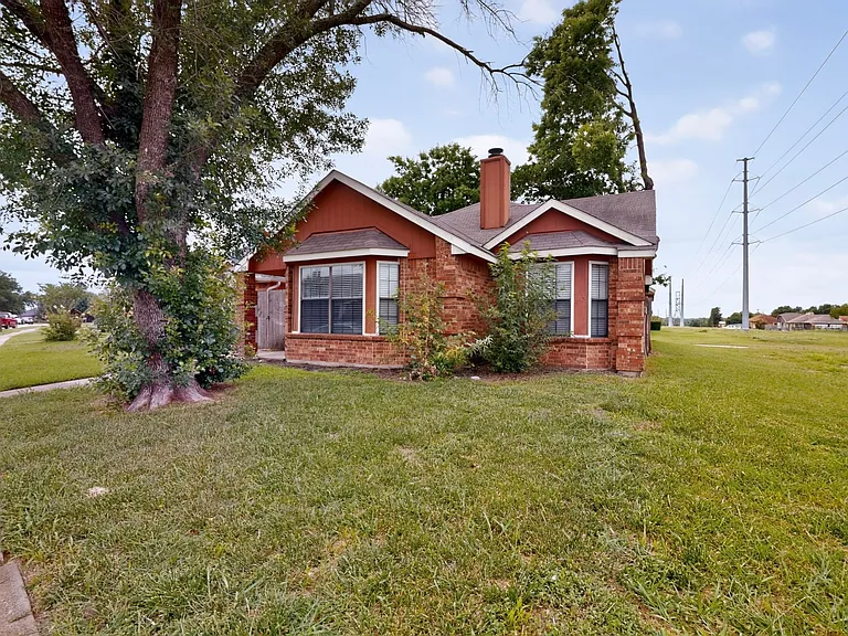 1700 Wheatfield Dr — Photo 4