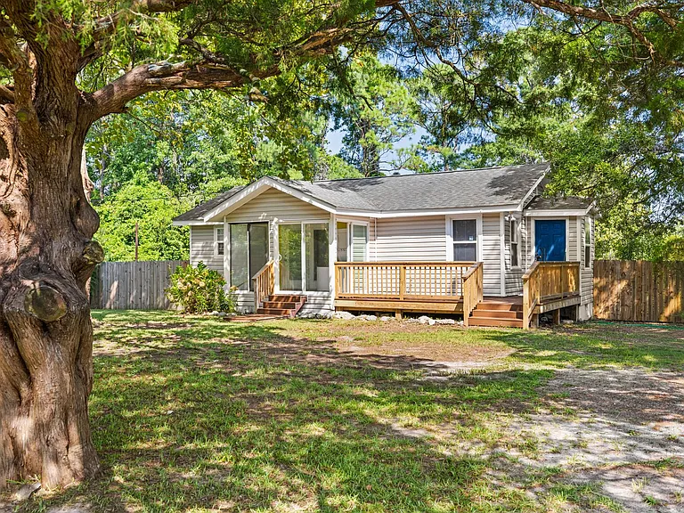 682 E Ocean Rd — Photo 2