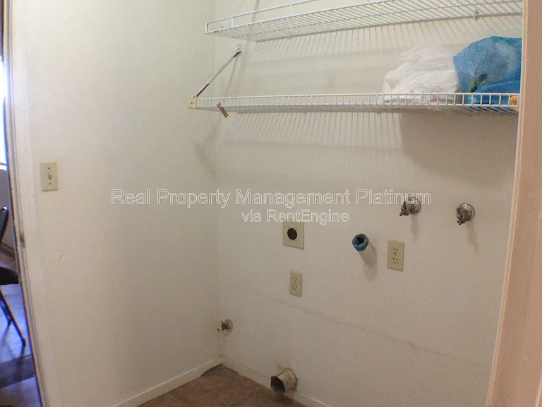 675 N Claremont Ave — Photo 13