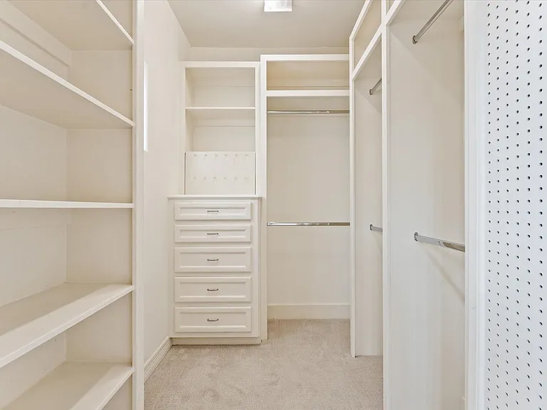 906 Reinicke St — Photo 18