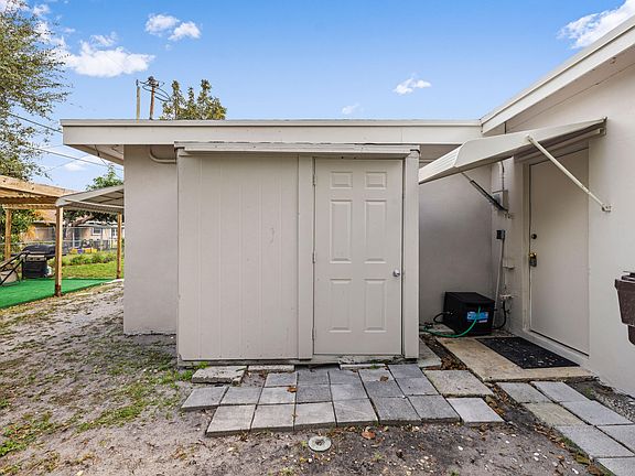 5th image of 336 S CHILLINGWORTH Drive