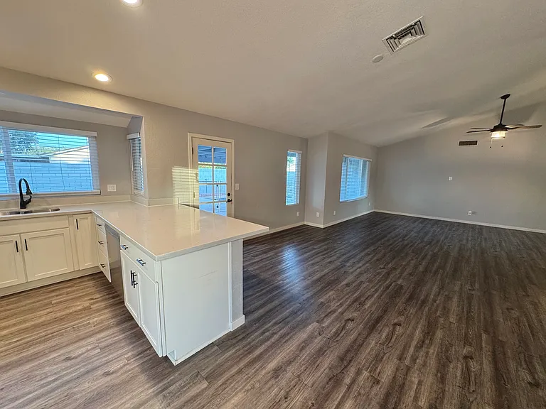 1618 W Brooks St — Photo 10