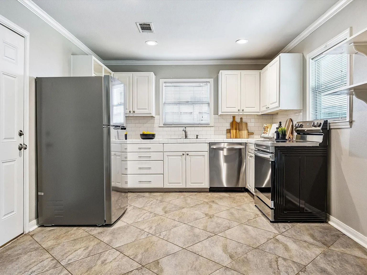 3 bed, 1.0 bath, 1236 sqft, $2,200 — Photo 4