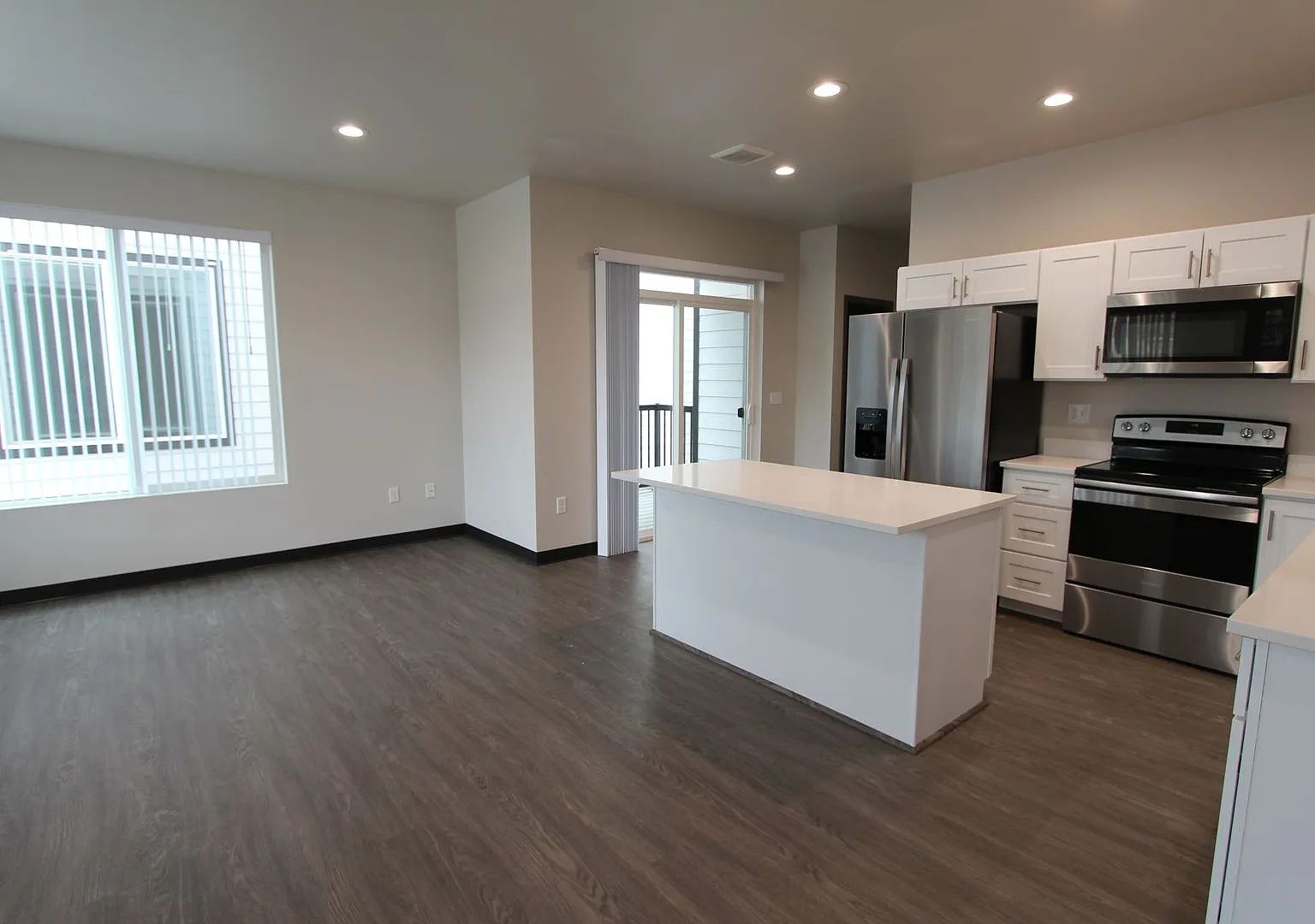 Modern design 3-bed, 2.5-bath duplex available now — Photo 3