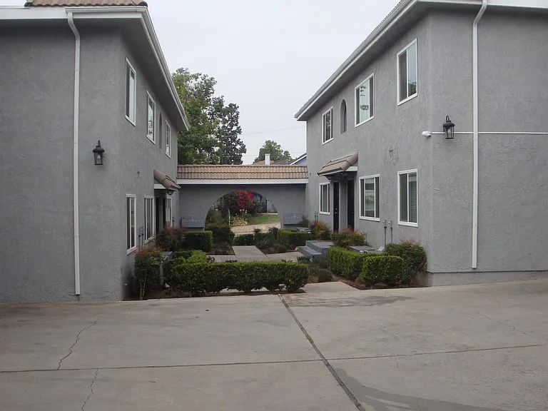 5848 Greenleaf Ave #12 — Photo 3