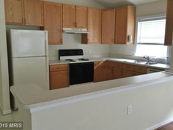 5th image of 930 Barksdale Ln