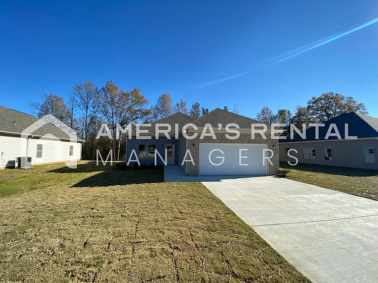 215 White Oak Cir — Photo 1