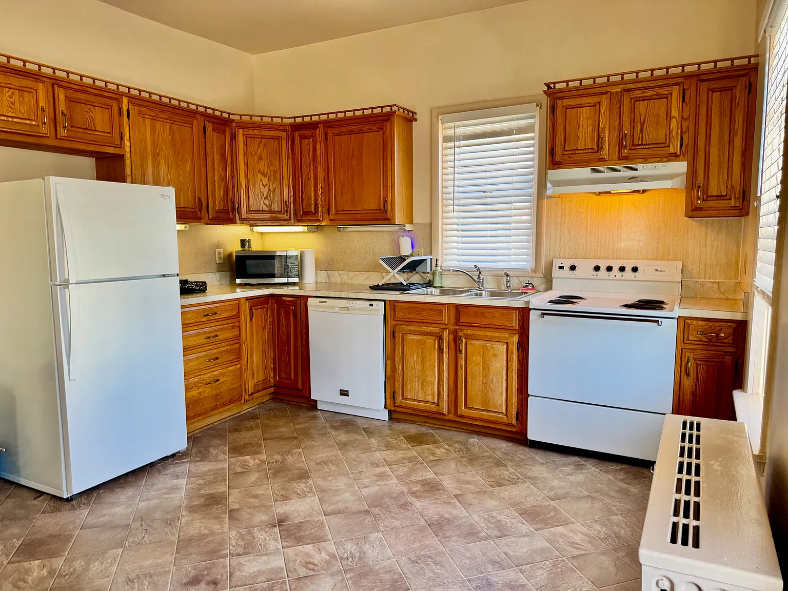 3 bed, 1100 sqft, $1,295 — Photo 2