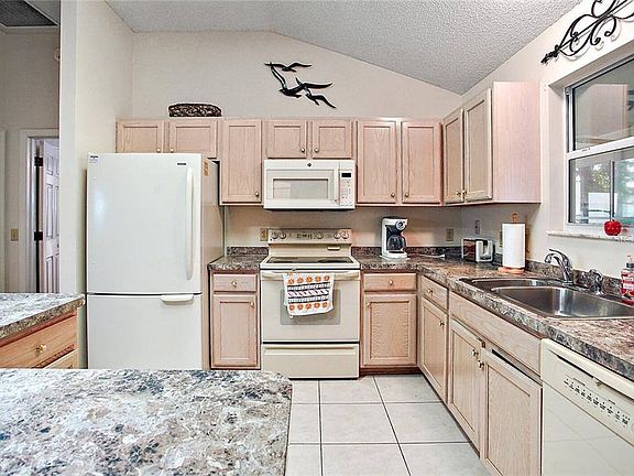 2nd image of 904 Cecilia Ct