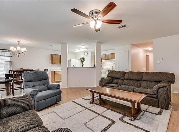 4th image of 219 Wegstrom St