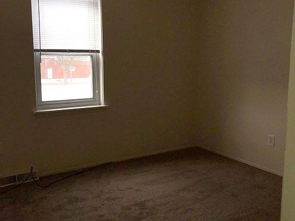 4th image of 1002 Oak St