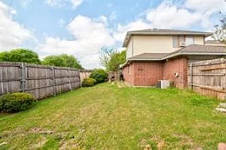 201 Teakwood Ln — Photo 5