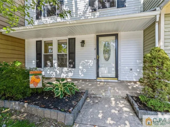 2 Robert Pearson Ct, Hamilton, NJ 08610