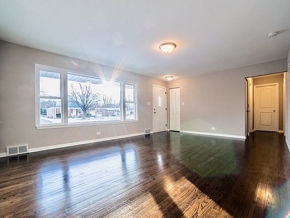 3rd image of 418 Buckthorne Ln