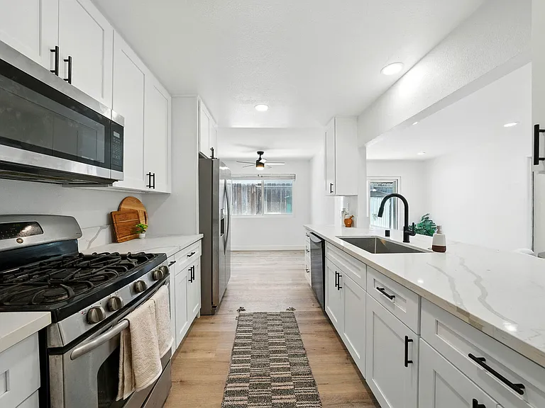 1472 Loma Ln — Photo 3
