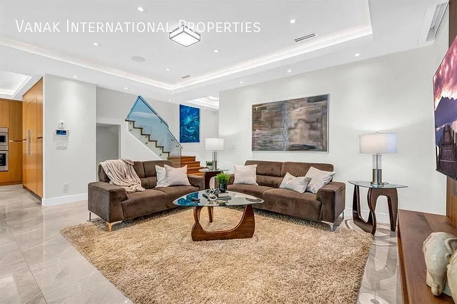 5 Bed / 5.5 Bath House in North Vancouver — Photo 3