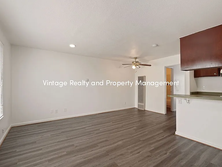110 E Grove St — Photo 33