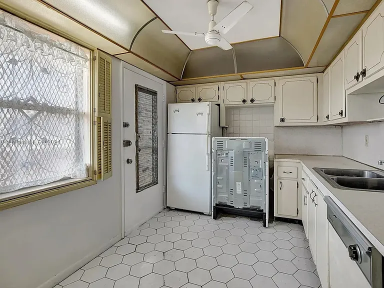 1301 NE 191st St #F405 — Photo 17