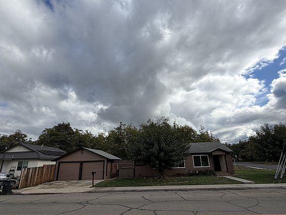 2nd image of 910 E Tulare Ave