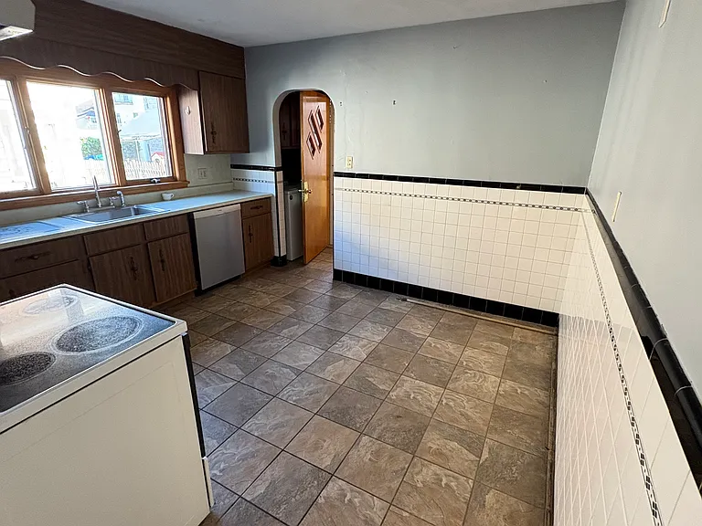 86 Ten Hills Rd — Photo 2