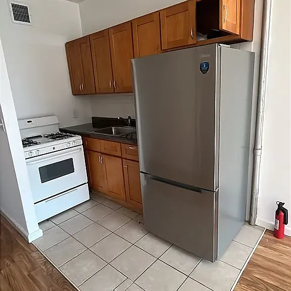 621 E 6th St #4 — Photo 3