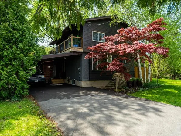 215 Iona Ave, Hamilton, ON L8S 2M3