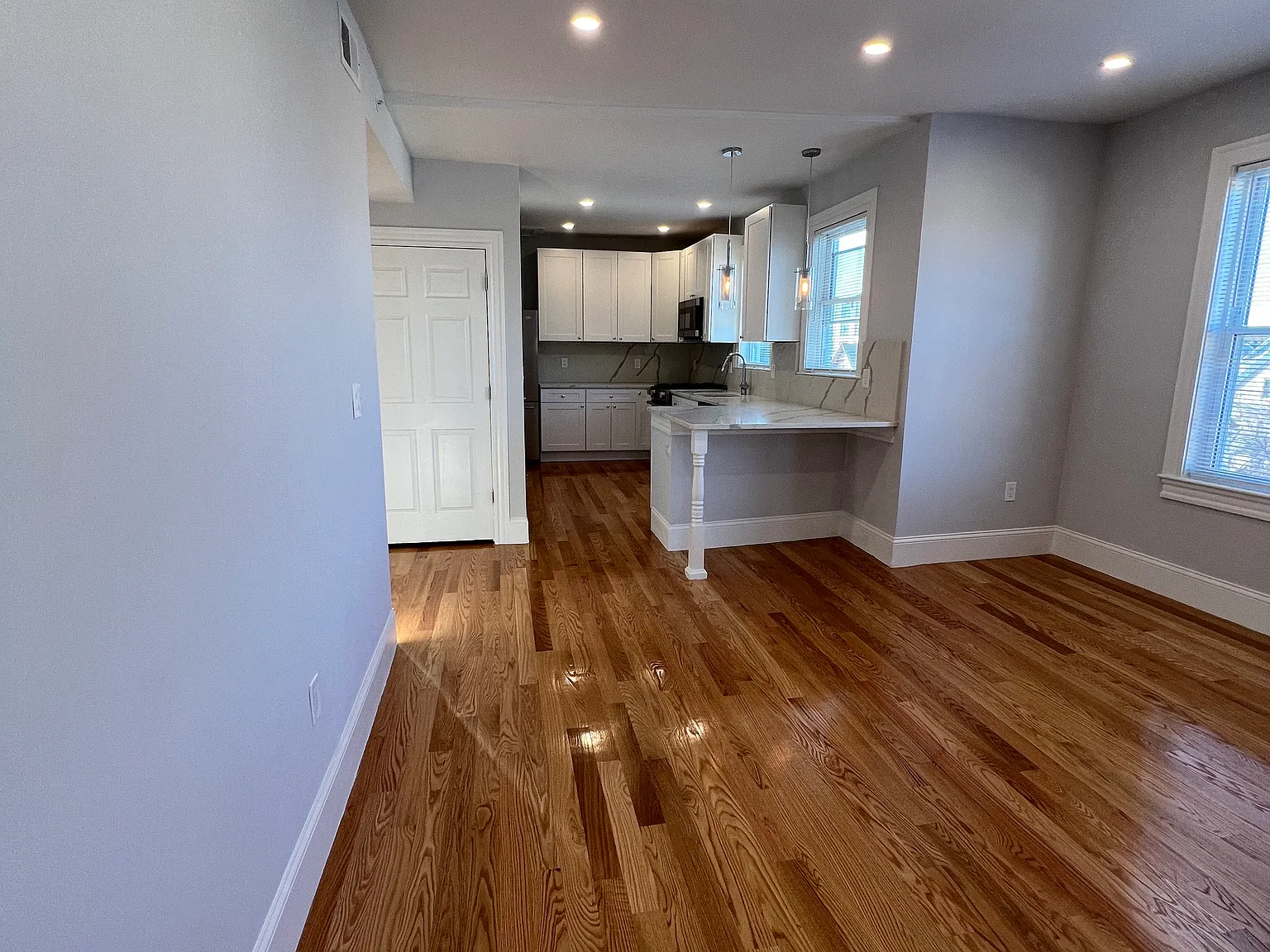 3 bed, 9999 sqft, $4,395 — Photo 3