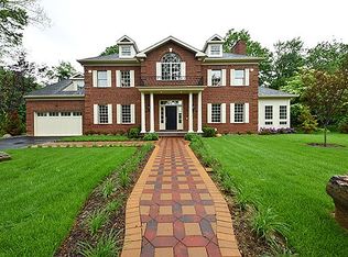 4 Kensington Ct, Great Neck, NY 11021