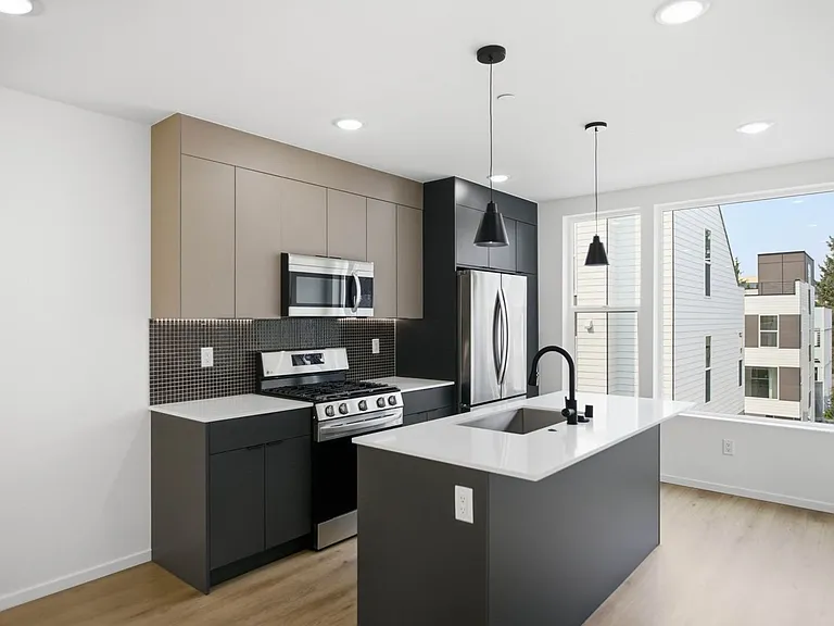 12512 35th Ave NE #F — Photo 8