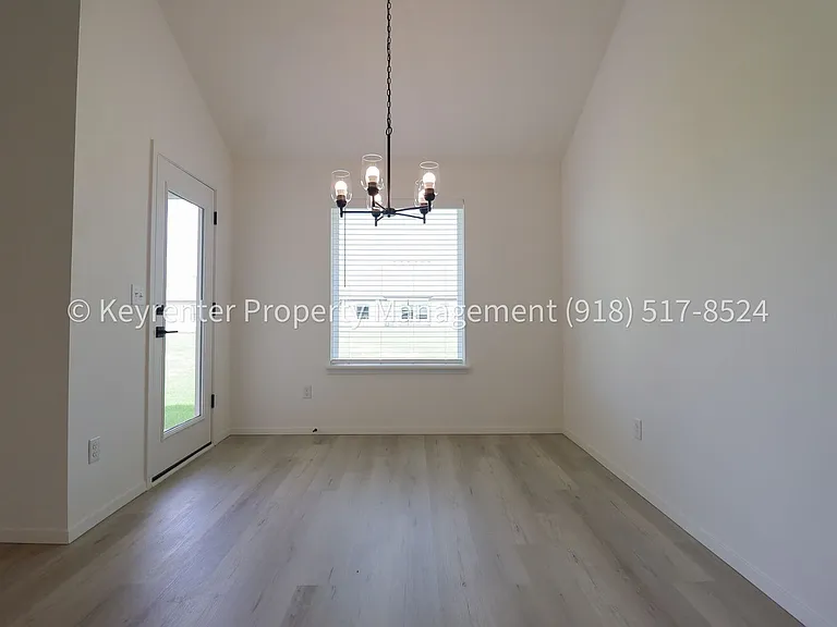 2908 S Redwood Ave — Photo 16