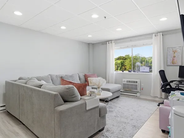 64 Foster St APT 305, Peabody, MA 01960