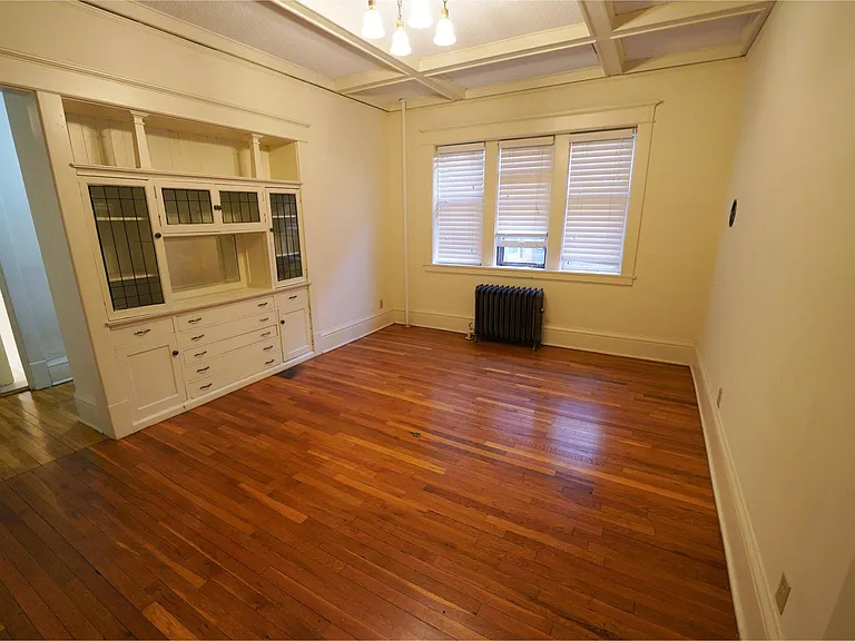 Oxford Street Apartments — Photo 1