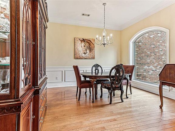 4th image of 1055 Creek Ct