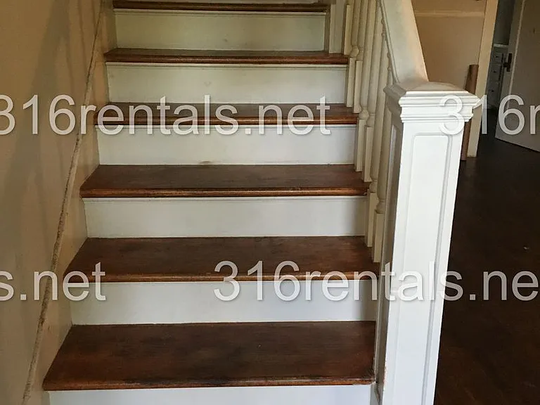 419 E 6th St — Photo 4