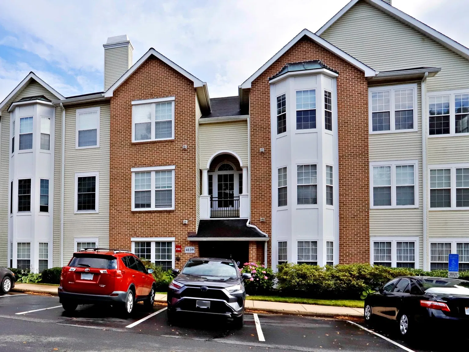 3 bed, 1370 sqft, $2,900 — Photo 2