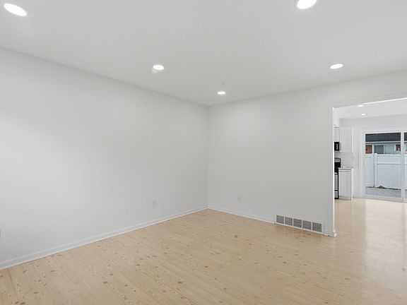 5th image of 45197 Kensington St