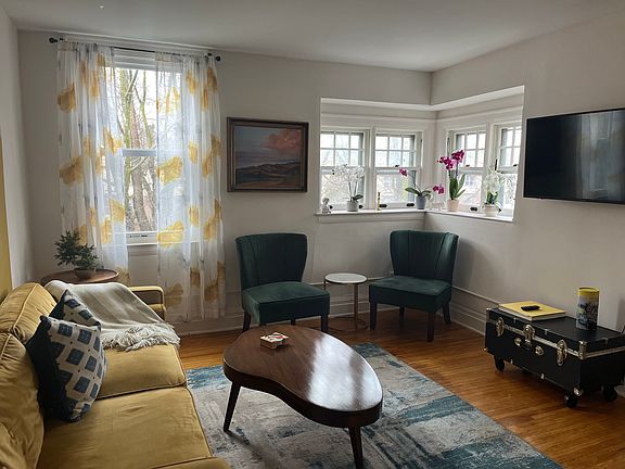 2nd image of 851 Richmond Ave #2