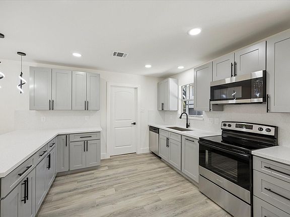 3rd image of 14930 Spring Lake Dr