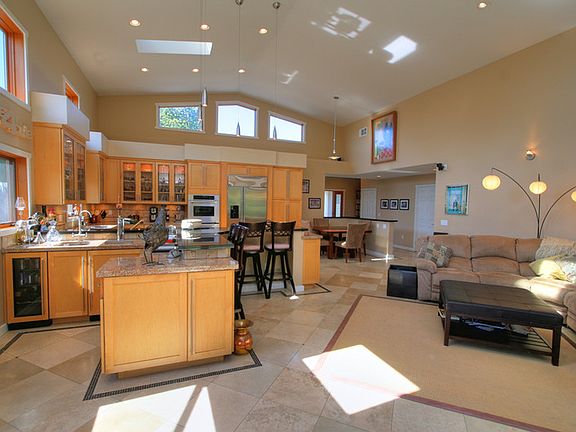 4th image of 5063 University Dr