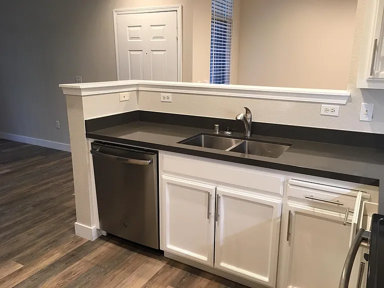 2x2 / 855 sf - Kitchen (dining room)