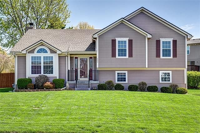 1st image of 609 SE Greenridge Dr