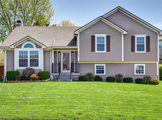 609 SE Greenridge Dr, Lees Summit, MO 64063