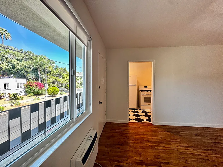 1120 N Curson Ave #5 — Photo 5