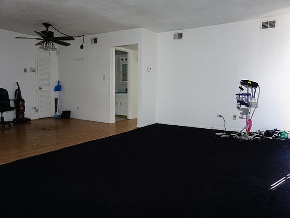 3rd image of 1040 Hirsch Blvd
