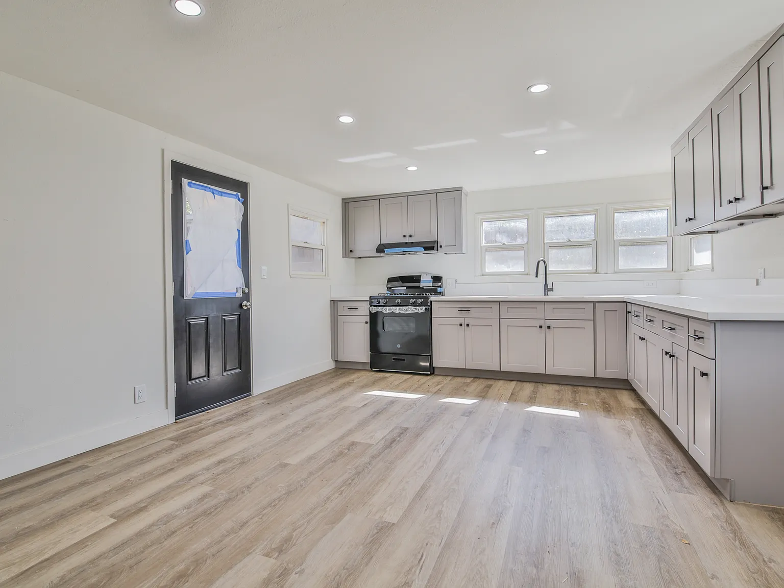 3 bed, 1354 sqft, $4,200 — Photo 4