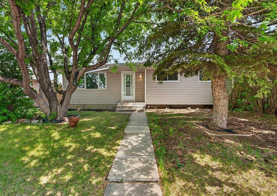 1st image of 1632 W Robson Cres SE
