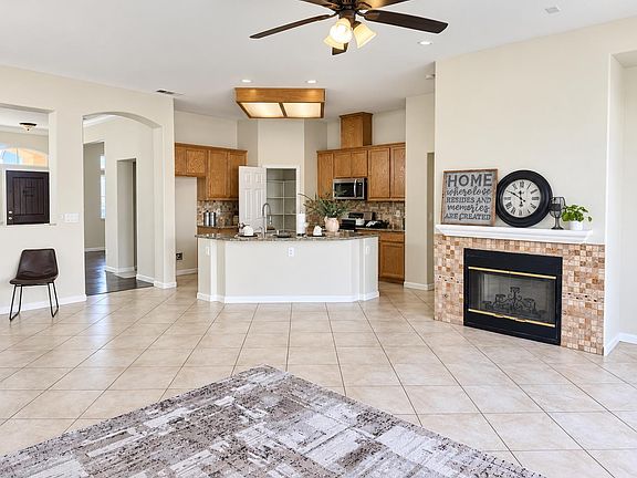 3rd image of 923 Shortland Cir