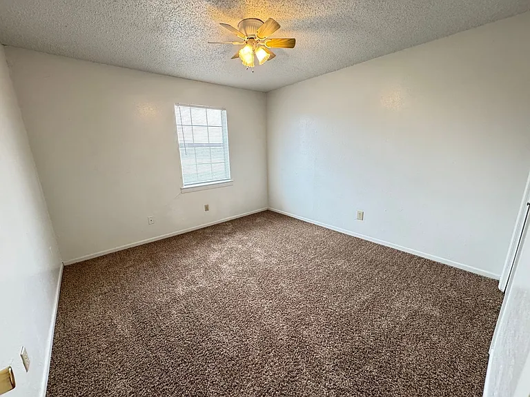 1006 Eastside Dr — Photo 9