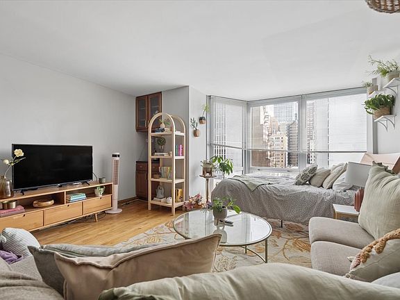 5th image of 21 W Goethe St APT 8H