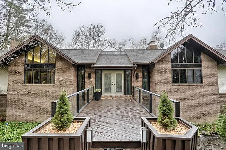 10 River Dr photo 1